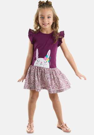 Lila Kleid mit kurzen Rüschensäumen, das ein Hasenmotiv auf dem Oberteil und einen gemusterten Rock in Burgunder- und Cremetönen zeigt.