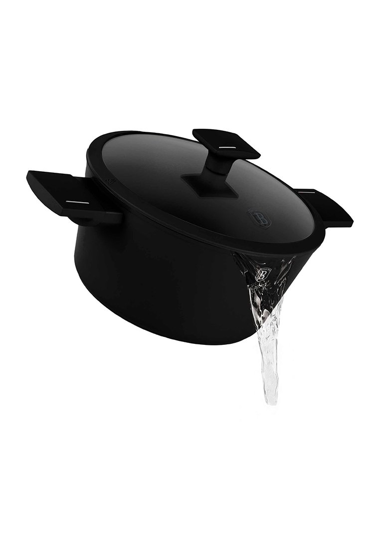 Schwarzes Kochgeschirr mit einem glatten, runden Körper und einem passenden Deckel. Verfügt über zwei Seitenhandgriffe und einen Auslauf, aus dem Wasser herausfließt.