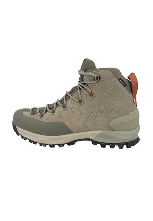 Højtop olivengrøn vandrestøvle med ruskindsoverdel, snørelukning foran, tekstureret sål, rød træktab og Gore-Tex-mærke på siden.