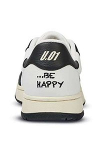 Sneaker bianco con dettagli neri, caratterizzato dal testo "...BE HAPPY" sul tallone. Materiale in pelle liscia, forma arrotondata, suola in gomma.