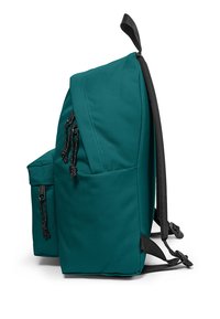 Mochila en color teal con acentos negros, que cuenta con un gran compartimento principal, un bolsillo lateral y correas ajustables. Fabricada con un material duradero.