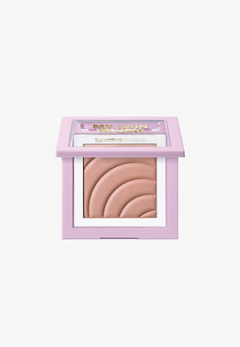 Fard di guance in polvere in un compact quadrato rosa con coperchio trasparente. Presenta una superficie per il fard testurizzata e ondulata in una tonalità neutra morbida. Accenti dorati sulla confezione.