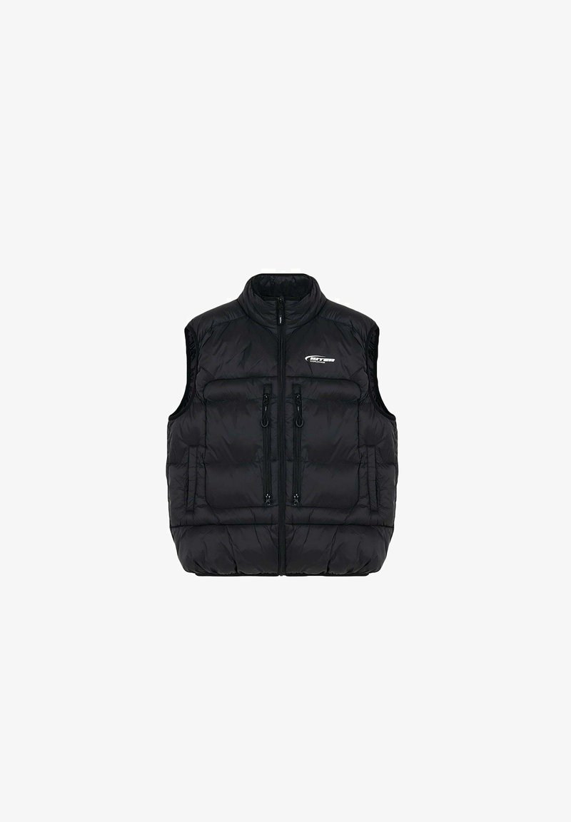 Gilet senza maniche nero e imbottito con colletto alto, dotato di due tasche frontali con zip e chiusura frontale con cerniera. Materiale dalla trama testurizzata con dettagli di cucitura.