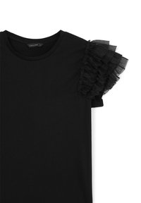 Maglietta nera con scollo rotondo e dettaglio in tulle arricciato sulla spalla sinistra. Tessuto morbido con una consistenza liscia.