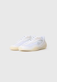 Scarpe sportive bianche con tomaia liscia in materiale sintetico, dettagli color crema e suola testurizzata. Presenta un logo del marchio discreto sul lato.