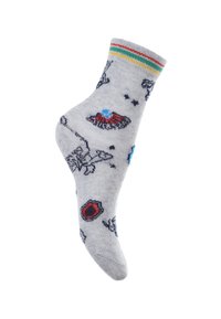 Calcetín gris con un puño de rayas coloridas. Presenta varios patrones, incluyendo cohetes y corazones, tejidos en azul y rojo sobre un fondo gris.