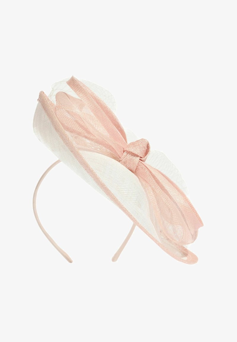 Svijetloružičasta traka za glavu s velikom, prozračnom, višeslojnom mašnom od nježne mrežaste tkanine za dekorativno nošenje.