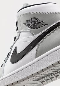 Jordan AIR JORDAN 1 MID - Sapatilhas de cano alto - light smoke grey/black/white