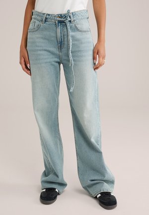 Helle blaue Denim-Jeans mit weitem Bein, einem Gürtel in der Taille, fünf Taschen und einer verblassten Optik. Die Textur ist weich und leicht abgenutzt.