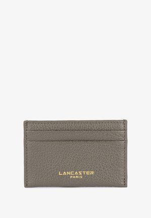 Portafoglio in pelle grigia con più scomparti, logo impresso in oro, superficie testurizzata, forma rettangolare, design minimalista.