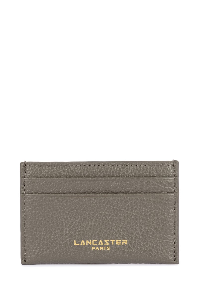 Grijze leren kaarthouder met meerdere sleuven, reliëflogo in goud, textuur oppervlak, rechthoekige vorm, minimalistisch ontwerp.