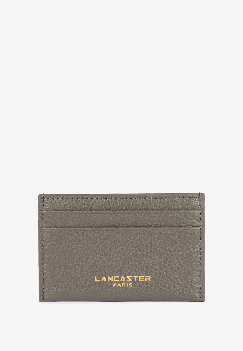 Grijze leren kaarthouder met meerdere sleuven, reliëflogo in goud, textuur oppervlak, rechthoekige vorm, minimalistisch ontwerp.