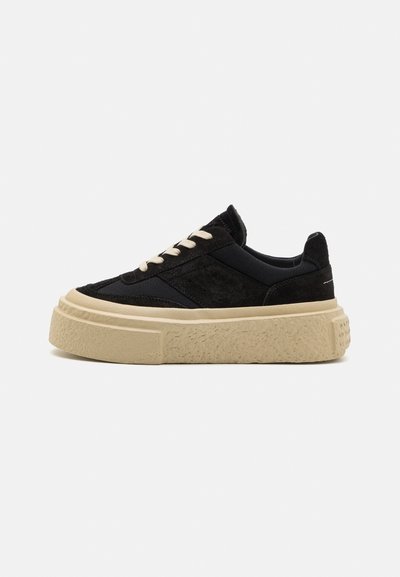Adidași negri din suede și textil cu o talpă groasă de culoare bej, având șireturi crem și accente pe panoul lateral. Design cu vârf plat și rotund.