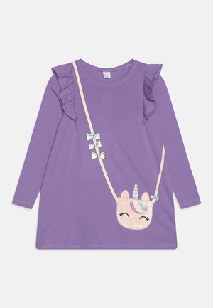 Vestido morado de manga larga con hombros con volantes, decorado con un gráfico de bolso de unicornio rosa y tres pequeños lazos coloridos a lo largo de la correa.