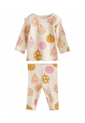 Ensemble de pyjama crème clair avec manches longues et pantalon, orné de motifs colorés de citrouilles et de cercles en rose, orange et or.
