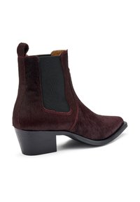 Botas de tobillo de cuero burdeos con paneles laterales elásticos negros, tacón bajo tipo bloque y acabado de piel texturizada, con acentos de costura roja.