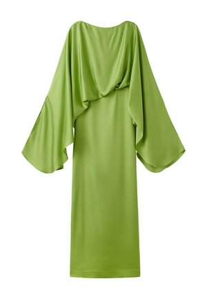 Vestido largo verde con amplias mangas tipo murciélago y detalle de tela drapeada en el pecho y la parte superior de los brazos.