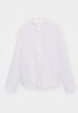 Witte langemouwshemden van lichtgewicht stof, met een ronde kraag, een knoopsluiting aan de voorkant en oprolbare manchetten.