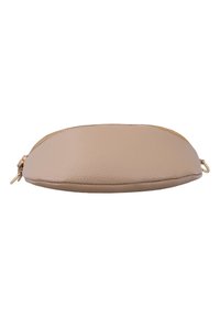 Beige halfcirkelvormige leren etui met een gouden rits bovenop, plat op een witte achtergrond.