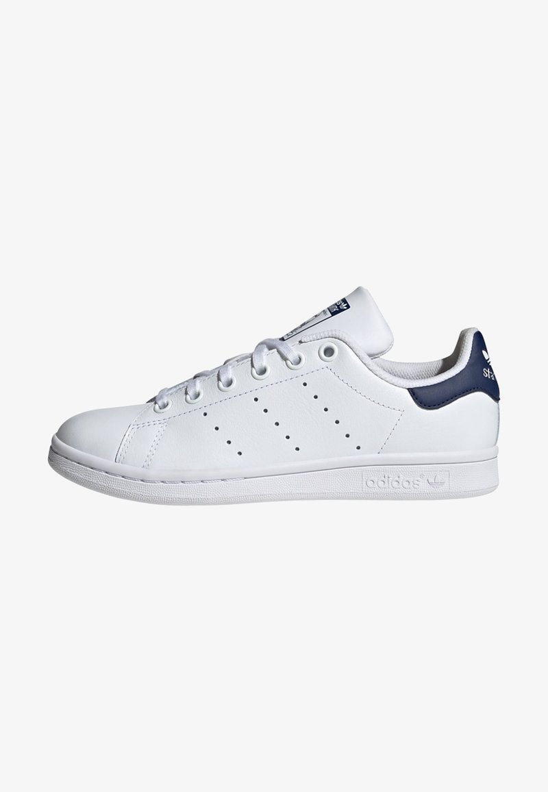 Sneaker Adidas Stan Smith bianco con tallone blu navy, tre righe laterali perforate, chiusura con lacci e suola in gomma.