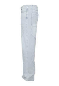 Jeans de mezclilla azul claro con un diseño de pierna recta, costuras visibles y dos bolsillos traseros. El material presenta una textura suave y ligeramente desgastada.