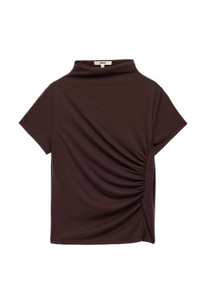 Haut marron à manches courtes avec un col montant et des détails froncés d'un côté, fabriqué dans un tissu lisse avec une texture légèrement extensible.