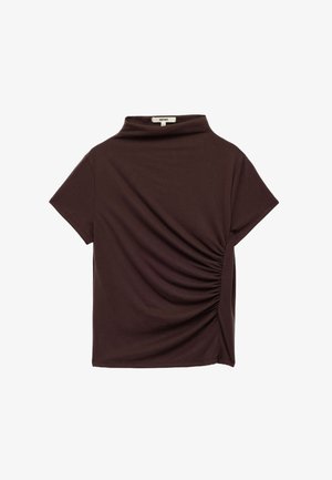 Brązowa bluzka z krótkim rękawem o wysokim dekolcie i marszczonym detalu z jednej strony, wykonana z gładkiego materiału o lekko elastycznej fakturze.