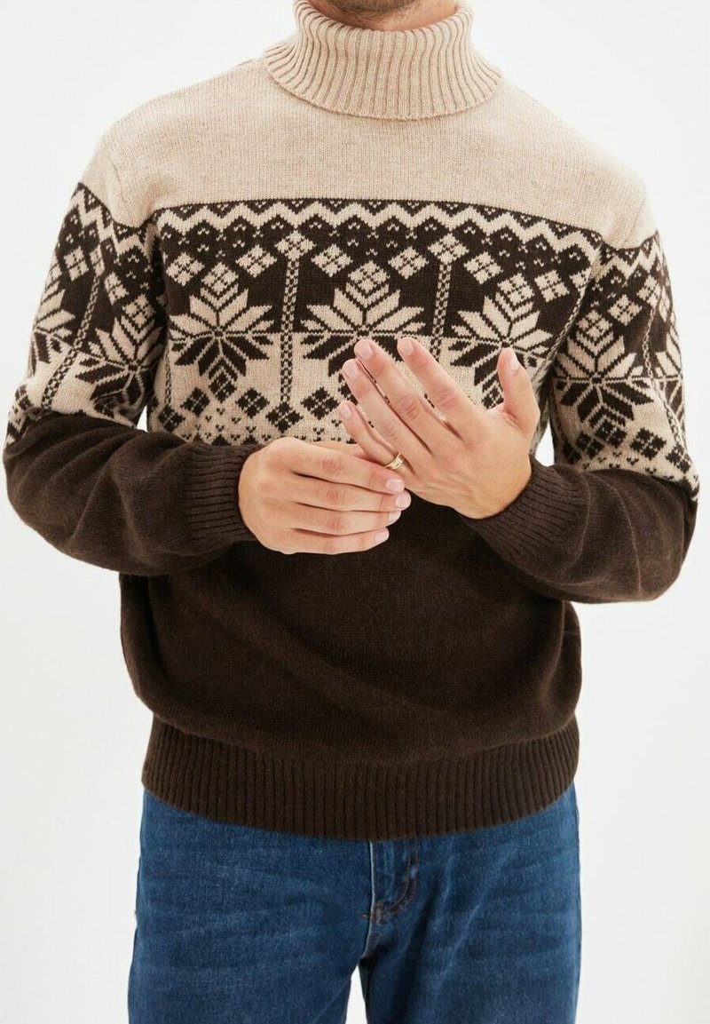 Maglione a collo alto marrone e beige con un motivo a cappuccio e design a fiocco di neve, realizzato in materiale lavorato a maglia con polsini e orlo a costine.