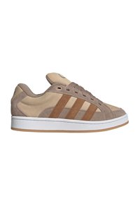 Beige ruskinds sneakers med brune læderstriber, hvid gummisål, rund tå og snørelukning. Minimalistisk stil med strukturerede detaljer.