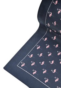 Jedwabny szalik o granatowym tle z powtarzającymi się wzorami różowych flamingów, otoczony białą ramką. Gładka faktura; prostokątny kształt.