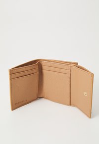 Portafoglio in pelle tan con finitura testurizzata. Presenta diversi scomparti per carte e una chiusura a scatto. Design minimalista con dettagli di branding visibili.