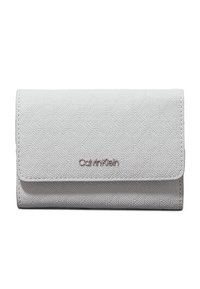 Grijze, textuurachtige portemonnee met een geometrisch patroon, voorzien van een zilveren Calvin Klein-logo aan de voorkant en een klep sluiting.
