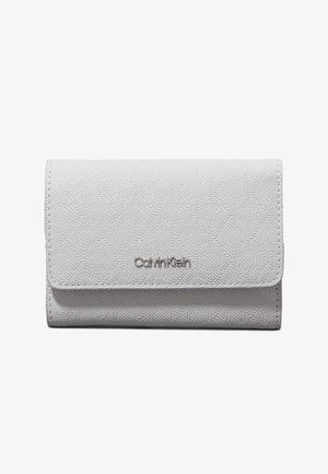 Portafoglio grigio con texture e motivo geometrico, dotato di un logo Calvin Klein argentato sulla parte anteriore e chiusura a patta.