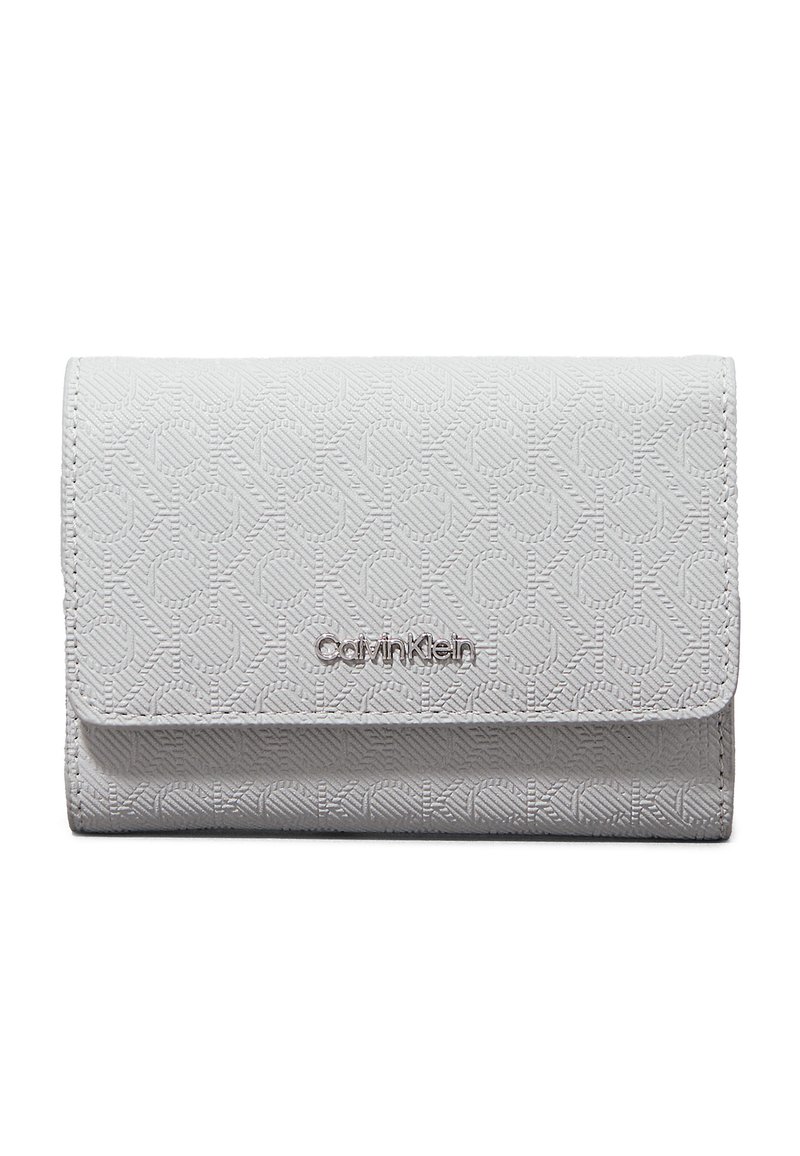 Grijze, textuurachtige portemonnee met een geometrisch patroon, voorzien van een zilveren Calvin Klein-logo aan de voorkant en een klep sluiting.