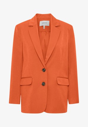 Blazer arancione su misura realizzato in tessuto morbido, con due tasche frontali, spalle strutturate e due bottoni neri davanti.