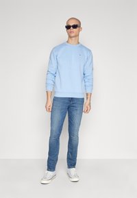 Tommy Jeans REGULAR C NECK - Sportska majica - moderate blue