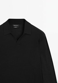 Sort langærmet polo-shirt med V-hals design, lavet af fint uld, med en subtil tekstur og en afslappet pasform.