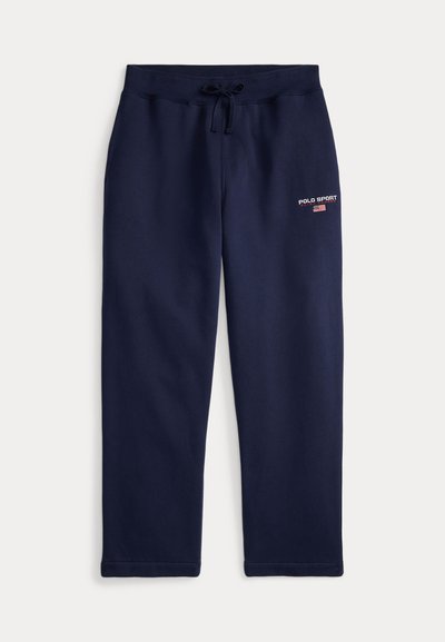 Pantalon de survêtement bleu marine en tissu doux, avec une taille élastique et un cordon de serrage, ainsi qu'un logo rouge "POLO SPORT" sur le côté.