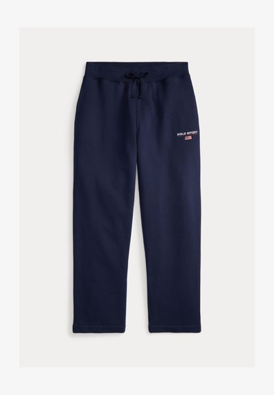 Pantalon de survêtement bleu marine en tissu doux, avec une taille élastique et un cordon de serrage, ainsi qu'un logo rouge "POLO SPORT" sur le côté.