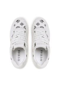 Baskets blanches avec motifs nautiques noirs, bout rond, design à lacets et côtés texturés. Logo "GUESS" sur la languette.