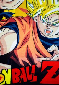 Personage uit Dragon Ball Z met stekelig blond haar, een oranje shirt en donkere broeken. Grafisch ontwerp met gedurfde kleuren en dynamische poses.