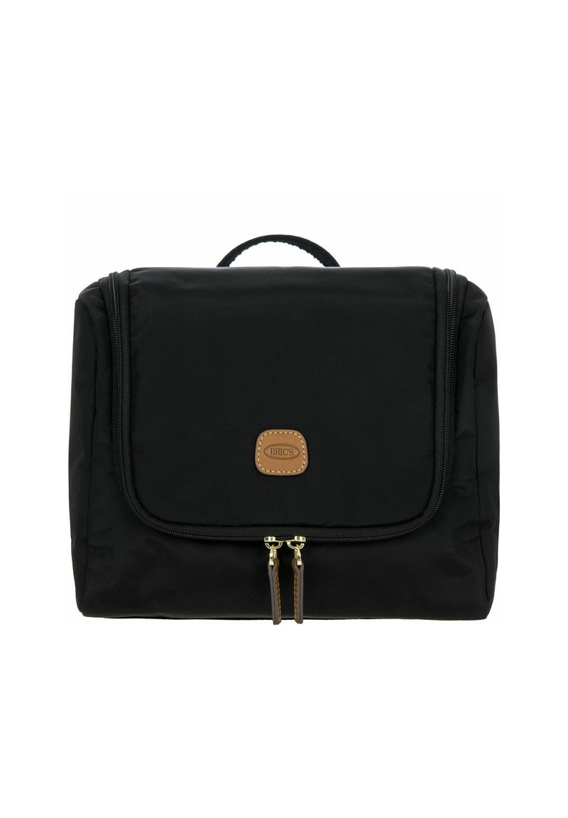 Borsa da viaggio nera in tessuto con design strutturato, dotata di manico superiore, doppie cerniere e un accento in pelle marrone chiaro con logo.