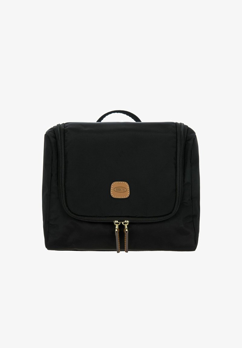 Borsa da viaggio nera in tessuto con design strutturato, dotata di manico superiore, doppie cerniere e un accento in pelle marrone chiaro con logo.