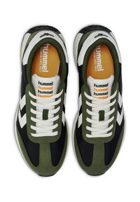 Czarno-oliwkowe trampki z białymi akcentami, teksturowany materiał, sznurowany design oraz wyściółka z poduszką, z logo "hummel".