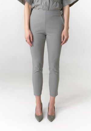 Grijze slim-fit broek met een gladde textuur, taps toelopende pijpen en enkellengte, gecombineerd met puntige grijze hakken.