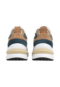 Zapatillas con una combinación de ante marrón, acentos azules, suela de goma beige y mediasuela blanca; presentan un logo grabado en el talón.