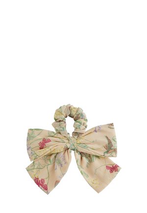 Hårstrikk med stor blød sløjfe i beige stof med print af grønne vinranker, røde sommerfugle og diskrete lilla og gule blomster.