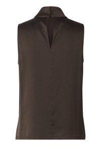 Haut sans manches marron foncé avec col haut et une fente en V dans le dos, fabriqué en tissu lisse et léger.