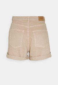 Beige bavlněné šortky s ohrnutými lemy a dvěma zadními kapsami. Mají nášivku s logem na pase a hladkou, odolnou texturu.