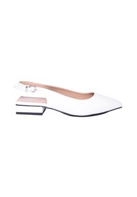 Scarpa slingback bianca con punta affusolata, tacco flat e dettaglio nero sul tacco. Realizzata in materiale liscio con chiusura a fibbia.